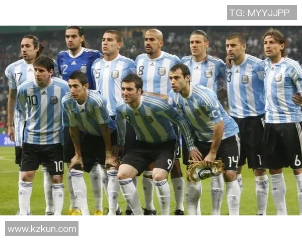 各年代足球巨星的辉煌历程与传奇故事全景回顾 各年代足球巨星的辉煌历程与传奇故事全景回顾